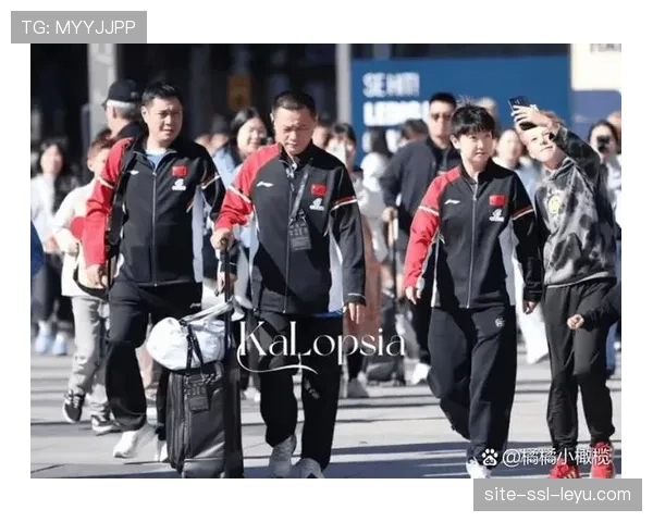 暖心一幕：小球迷冲入场内，保安与球员协力护送其离场